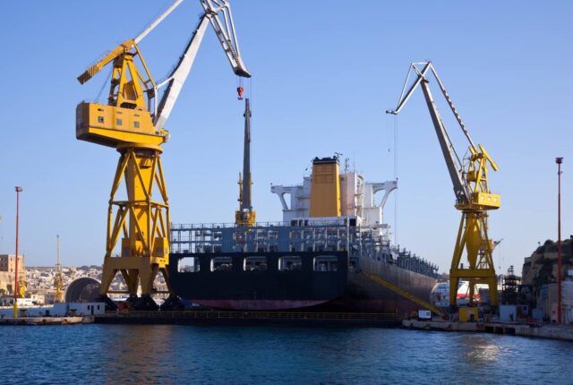 Бензиновый экспорт под ударом: поставки топлива из РФ за рубеж упали в разы