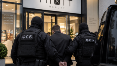 Глава MIXIT Олег Пай и сотрудники силовых структур на фоне офиса компании