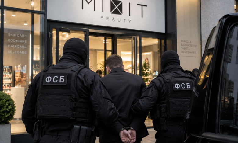 Глава MIXIT Олег Пай и сотрудники силовых структур на фоне офиса компании
